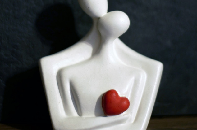 Justyna Jaszke ; Rzeźba z gipsu, Para Zakochanych, biała, wys. 12,2 cm