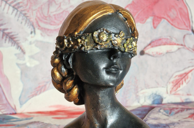 Justyna Jaszke ; Rzeźba z gipsu duża Kobieta z kwiatami na oczach wys. 14 cm