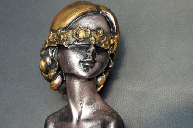 Justyna Jaszke ; Rzeźba Kobiecy portret kwiaty na oczach wys. 13,8 cm