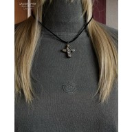 Malutki unikatowy handmade krzyżyk z bursztynu bałtyckiego piękny prezent