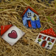 MAGNESY DREWNIANE DOMKI. 3 SZTUKI