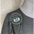 Żakiet uszyty z tkaniny wełnianej, ozdobiony haftem ręcznym z motywem oka.