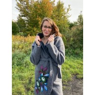 Płaszcz uszyty z wełny parzonej zdobiony wełną czesankową.