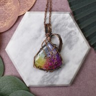 Miedziany wisiorek wire wrapping z tęczową druzą agatową #219