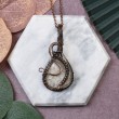 Miedziany wisiorek wire wrapping z białym kwarcem #226