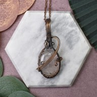 MIEDZIANY WISIOREK WIRE WRAPPING Z RÓŻOWYM KWARCEM #240