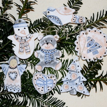 magosza - dekory wiszące - Miś zerka z choinki - ozdoby świąteczne, dekoracje choinkowe foto #1