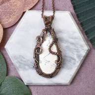 Miedziany wisiorek wire wrapping z opalem dendrytowym #423