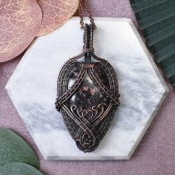 Miedziany wisiorek wire wrapping z rodonitem #477