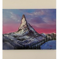 Zaśnieżona góra.Góra Matterhorn.Wieczór.