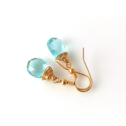 Yamira Art Studio - kolczyki  - Kolczyki kwarc błękitny opleciony techniką wire wrapping pozłacane srebro foto #1