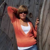 SWETER Z DEKOLTEM