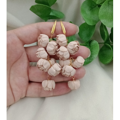 Długie kolczyki kwiatki piwonie peonie beżowe piaskowe, Soutacheria, kolczyki 