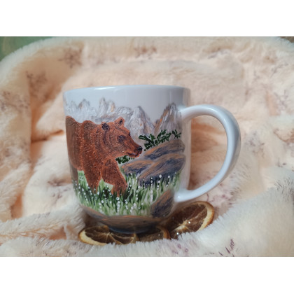 Studio Paulla - naczynia - Pejzaż górski z niedźwiedziem kubek ręcznie malowany 550 ml. foto #1