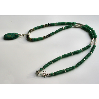 Długi naszyjnik z agatu matowego z zawieszką, Katarzyna Gątkiewicz, korale,naszyjniki