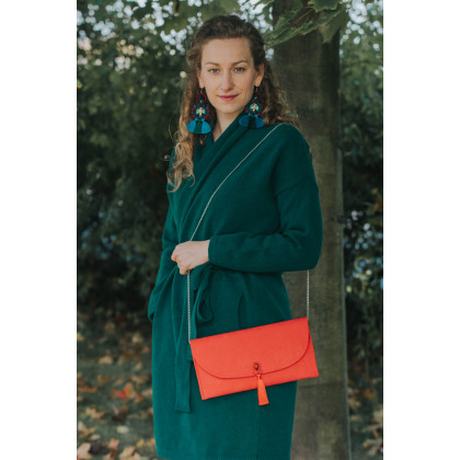 Czerwona kopertówka, czerwona torebka z łańcuszkiem, czerwona kopertówka na ramię, Soutacheria, kopertówki