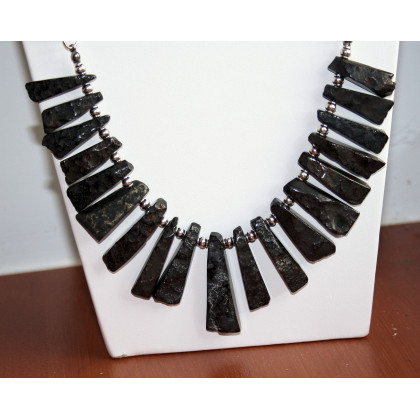 Naszyjnik z agatu na rzemieniu, Katarzyna Gątkiewicz, korale,naszyjniki