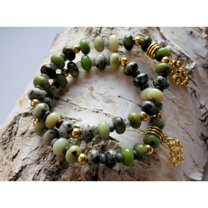 Dwie bransoletki na gumce z serpentynitu z zawieszkami, Katarzyna Gątkiewicz, bransoletki