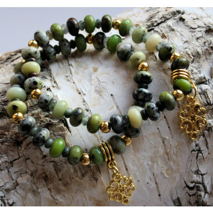 Katarzyna Gątkiewicz - bransoletki - Dwie bransoletki na gumce z serpentynitu z zawieszkami foto #1