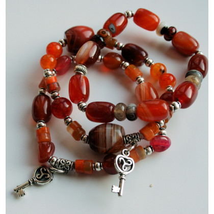 Trzy bransoletki na gumce z agatu z zawieszkami, Katarzyna Gątkiewicz, bransoletki