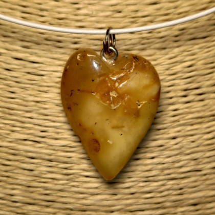 Ewa Mikusek - zawieszki,breloczki - Zawieszka, serduszko z bursztynu w stylu ECO foto #1