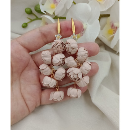 Długie kolczyki kwiatki piwonie peonie beżowe piaskowe różyczki róże, Soutacheria, kolczyki
