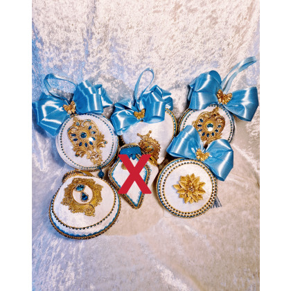 Biało jasnoniebieski zestaw 5 sztuk bombki biżuteryjne jak z królewskie bajki 2025, Sandra Sójka, dekory wiszące