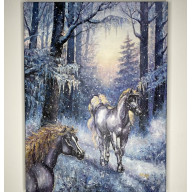 Para koni o świcie w zimowym lesie.