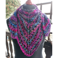 Ażurowa chusta na drutach. cieniowana