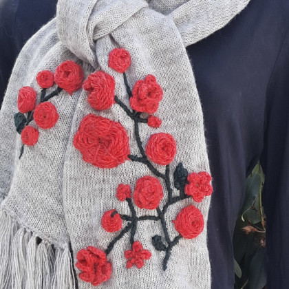 MarMat - inne - Piękny, ciepły szal w kolorze popielatym z haftowanymi kwiatami. foto #3