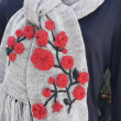 Piękny, ciepły szal w kolorze popielatym z haftowanymi kwiatami.