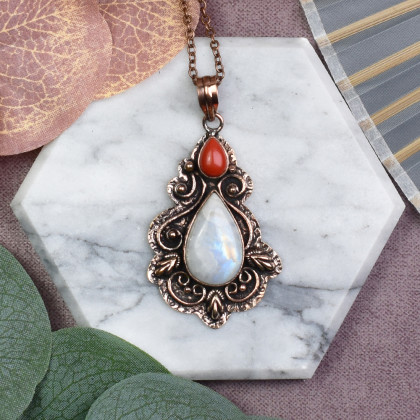 Miedziany ozdobny wisiorek z kamieniem księżycowym i koralem #547, Witchcraft Apparel, wisiory