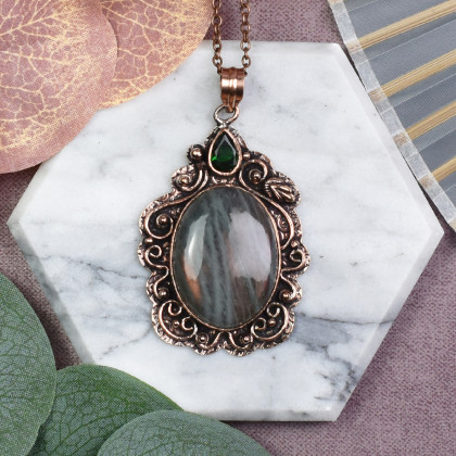 Miedziany ozdobny wisiorek z labradorytem i zielonym kwarcem #561, Witchcraft Apparel, wisiory