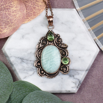 Miedziany ozdobny wisiorek z amazonitem i peridotem #570, Witchcraft Apparel, wisiory