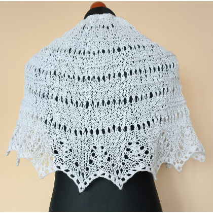 Biała pelerynka, klasyczny dodatek do komunijnego stroju, Danuta Zgoł, szale