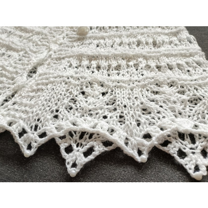 Danuta Zgoł - szale - Biała pelerynka, klasyczny dodatek do komunijnego stroju foto #1