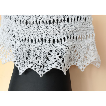 Danuta Zgoł - szale - Biała pelerynka, klasyczny dodatek do komunijnego stroju foto #2