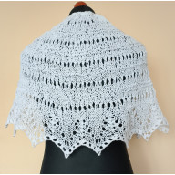 Biała pelerynka, klasyczny dodatek do komunijnego stroju