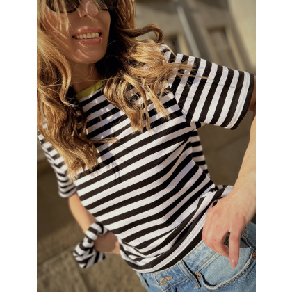 Fantasy / black & white - bawełniany t-shirt z kolorowym ściągaczem, Marta Hajduk-Pawlica, bluzki