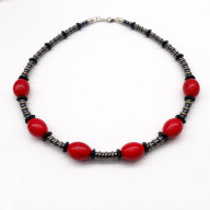 NASZYJNIK ELEGANCKIE KORALE Z CZERWONYM AKCENTEM