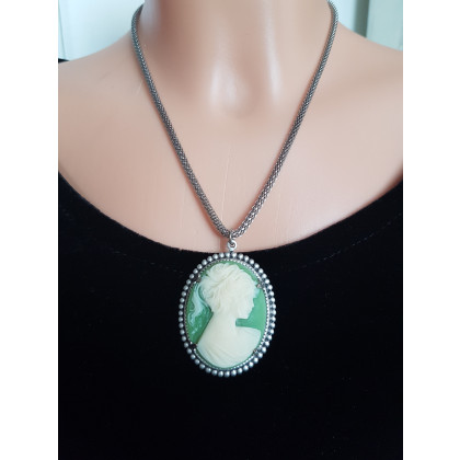 unikatart - korale,naszyjniki - Naszyjnik z zieloną kameą – Styl Vintage – Srebrzysty Medalion foto #2