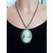 Naszyjnik z zieloną kameą – Styl Vintage – Srebrzysty Medalion