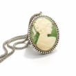 Naszyjnik z zieloną kameą – Styl Vintage – Srebrzysty Medalion