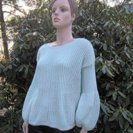 Miętowy, oversizowy sweter z bufkami