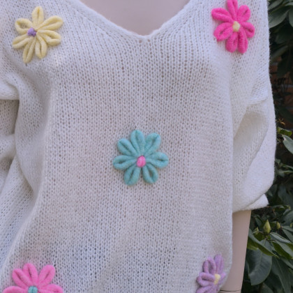 MarMat - swetry - Oversizowy sweterek ecru z haftowanymi kwiatami, rękaw 3/4 foto #2