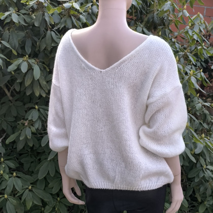 MarMat - swetry - Oversizowy sweterek ecru z haftowanymi kwiatami, rękaw 3/4 foto #3