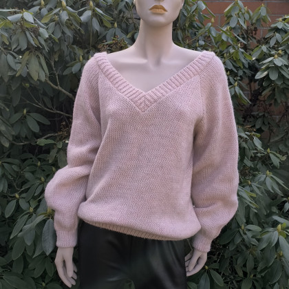 MarMat - swetry - Oversizowy sweterek pudrowy róż. foto #2