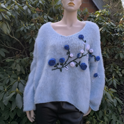 Błękitny, oversizowy sweterek z haftowanymi kwiatami., MarMat, swetry