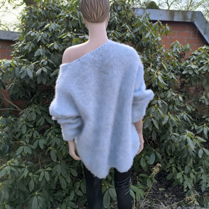 MarMat - swetry - Błękitny, oversizowy sweterek z haftowanymi kwiatami. foto #4