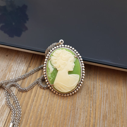 unikatart - korale,naszyjniki - Naszyjnik z zieloną kameą - Styl Vintage - Srebrzysty Medalion foto #2